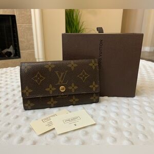 Louis Vuitton Monogram Wallet. Medium. Authentic